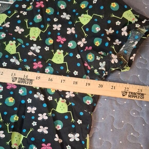 Zoe + Chloe Frog Print Black Scrub top size medium - Picture 6 of 7